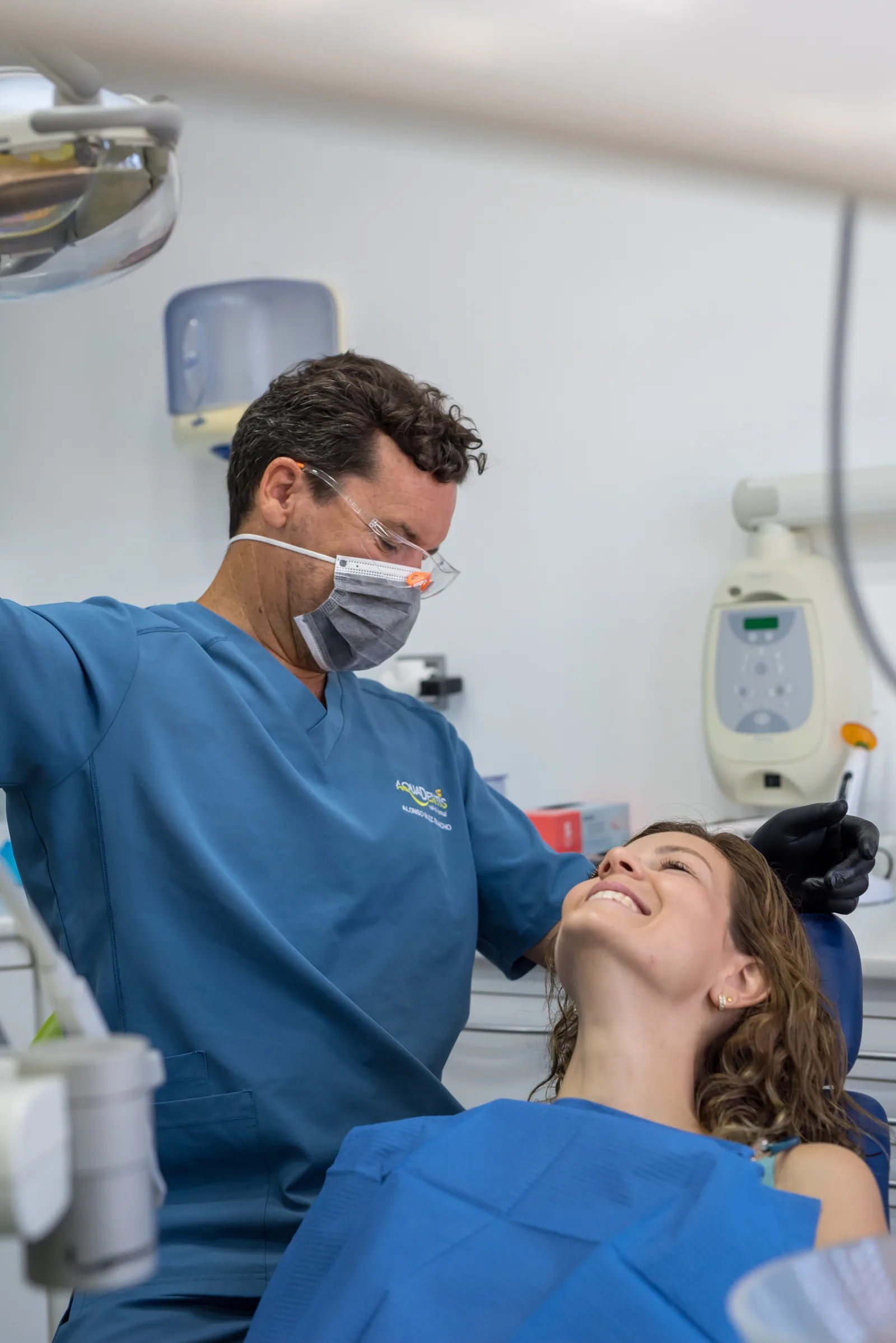 El Dr. Alonso González atendiendo a una paciente en la clínica Aquadentis
