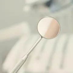 Espejo dental de revisión con luz suave