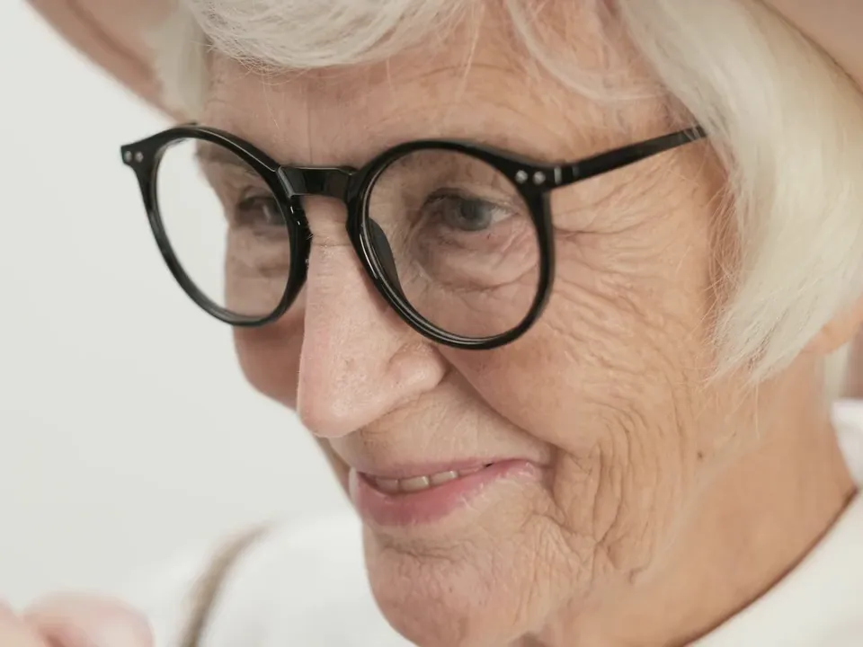 Mujer mayor con gafas que sonríe con naturalidad